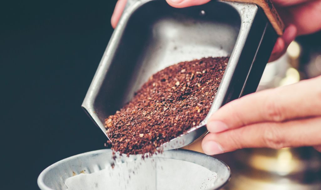 Świat kawy ziarnistej kryje w sobie niezliczone tajemnice i bogactwo smaków. Ale czy wiesz, jak wiele korzyści dla zdrowia przynosi nam ta magiczna roślina? 

Odkryj tajniki kawy ziarnistej i dowiedz się, dlaczego jest to nie tylko wyborny napój, ale także źródło zdrowia i energii. Przygotuj się na fascynującą podróż po właściwościach kawy, które czynią ją tak wyjątkową.